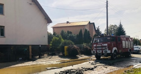 "Wody jest pełno. Nikt się tym nie interesuje", "Nie ma służb. Nie ma nikogo", "Ładnie to wygląda tylko w telewizji" - usłyszała przed południem reporterka RMF FM Agnieszka Wyderka od mieszkańców Zamłynia w Nysie na Opolszczyźnie. Powodzianie z rozpaczą czekają na pomoc, która znikąd nie nadciąga. Wieczorem pomoc do nich dotarła. Na miejsce przyjechali strażacy. Zaczęło się odpompowywanie.