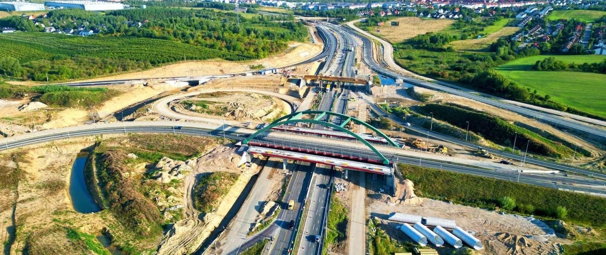 Planowane jest całkowite przeniesienie ruchu z głównej trasy na zewnętrzne łącznice wokół węzła. Nowa organizacja ruchu zostanie wprowadzona pod koniec września i będzie obowiązywała przez rok.