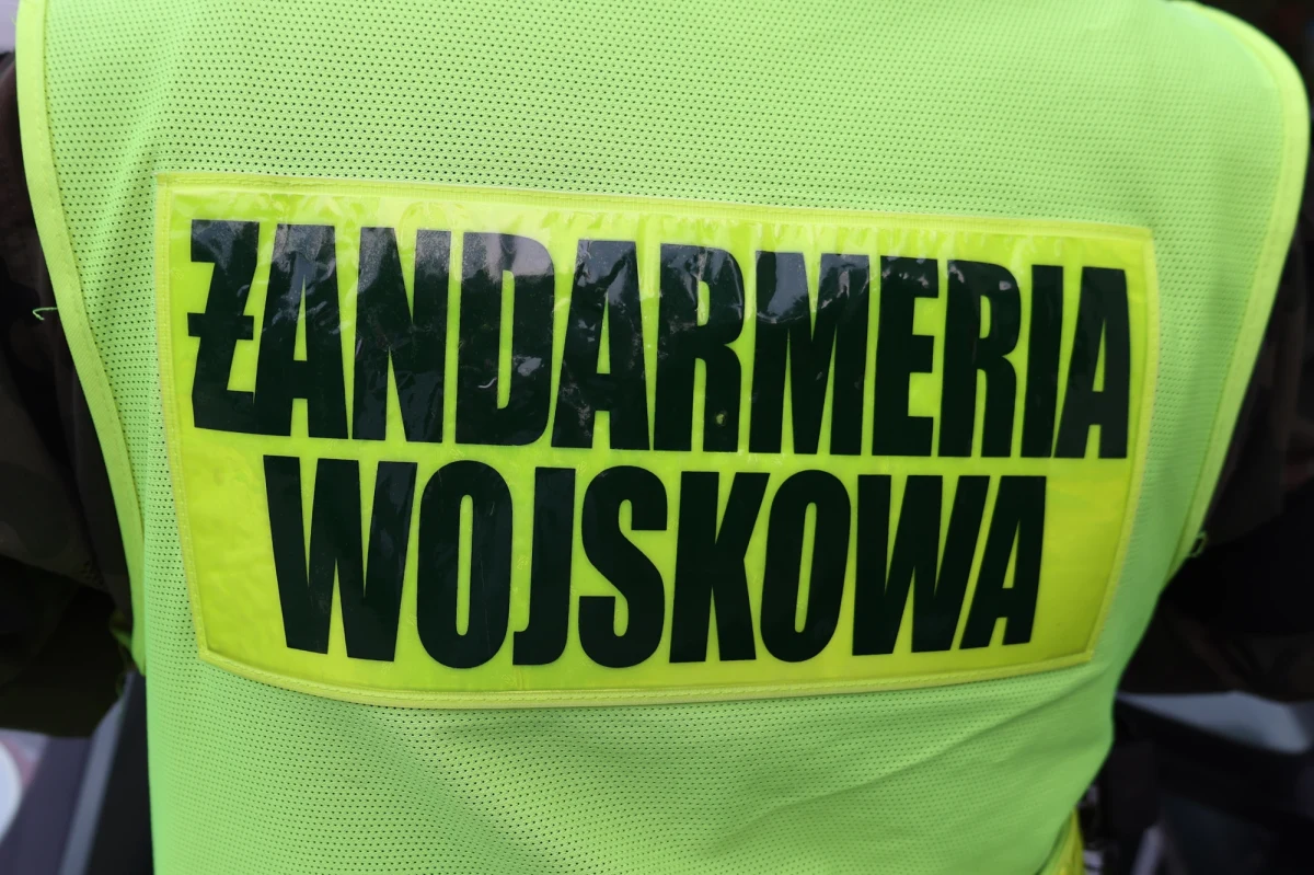500 żołnierzy Żandarmerii Wojskowej i 500 dodatkowych policjantów skierowano na tereny objęte powodzią. Funkcjonariusze mają czuwać m.in. nad dobytkiem poszkodowanych, jako że pojawiły się przypadki szabrownictwa. O dodatkowych siłach mówili na wtorkowej konferencji Władysław Kosiniak-Kamysz i Tomasz Siemoniak. Politycy zapowiadali także wiele innych działań związanych z przywracaniem normalności na zalanych terenach.