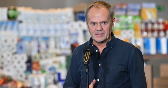 Premier Donald Tusk zaznaczył, że pomoc doraźna dla powodzian jest bezzwrotna. "Kto kłamie w tej sprawie, szkodzi powodzianom, nie rządowi" - podkreślił.