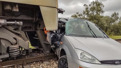 Zgasł mu silnik na przejeździe, pociąg uderzył w auto [FILM]