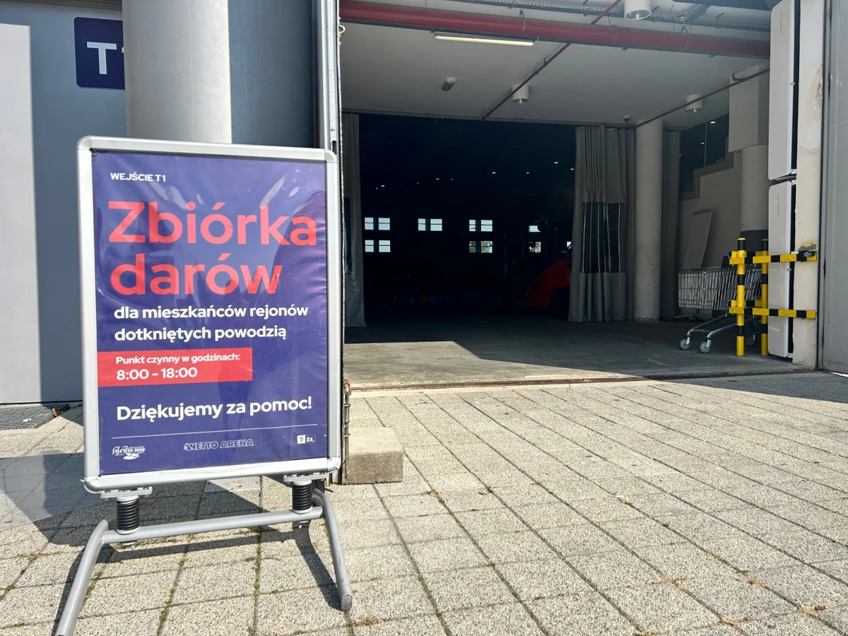 Samochody z darami podjeżdżają tu co chwilę. Szczecin uruchomił miejski punkt zbiórki darów dla mieszkańców dotkniętego powodzią południa kraju. Potrzebne powodzianom artykuły można przywozić codziennie do Netto Areny. Dary przyjmuje też Polski Czerwony Krzyż. Infolinię o tym, co jest potrzebne, uruchomił natomiast urząd wojewódzki.