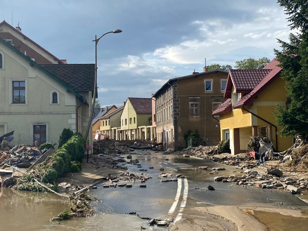 Tam, gdzie przebiegała główna ulica miasteczka, leżą tony piachu, drewna, śmieci i gruzów naniesione przez wodę. O tym, co działo się tam w sobotę i niedzielę przypomina m.in. wrak wozu strażackiego, porwanego przez nurt. To apokaliptyczny obraz ze Stronia Śląskiego. Nie ma tam prądu, gazu ani wody pitnej. Po przejściu fali powodziowej poszukiwanych jest co najmniej kilkanaście osób. Do miasteczka zaczęła docierać pomoc, bo udało się udrożnić drogę wojewódzką między Stroniem Śląskim a Lądkiem-Zdrojem.