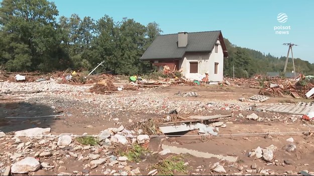 Zdewastowane przez wodę miasta toną w błocie. Zniszczenia są apokaliptyczne. Mieszkańcy próbują odgruzowywać domy, szpitale, komisariaty i sklepy, ale na miejscu brakuje wszystkiego. Straty są ogromne, choć jeszcze nikt ich nie zaczął szacować. Rząd przygotował bezzwrotną pomoc.  Dla „Wydarzeń” przygotowała Ewelina Niemirka.