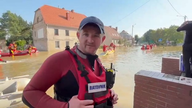 W Lewinie Brzeskim ciągle rośnie poziom wody – alarmował w rozmowie z Interią Krzysztof Jęczmionek z brzeskiego WOPR. Jak zauważył, fala powodziowa zaskoczyła mieszkańców dolnośląskiego miasteczka, którzy w popłochu zaczęli się ewakuować. Na miejscu brakuje prądu, a ludzie są zdani na pomoc ratowników.  Na miejscu jest reporter Interii Jakub Krzywiecki.