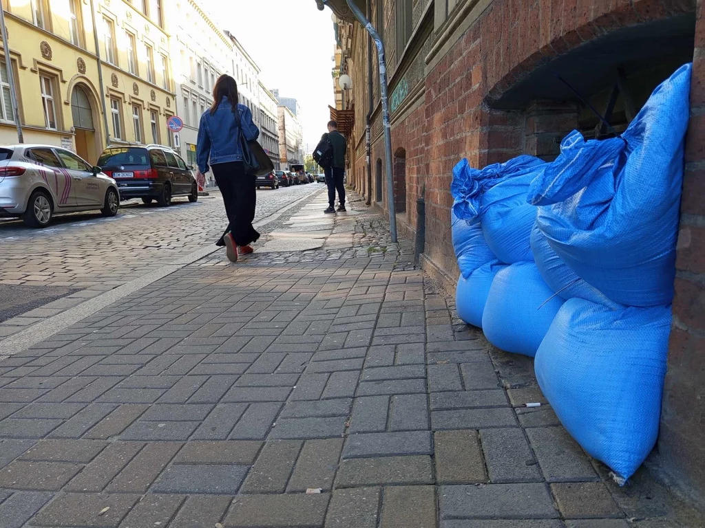 Worki i piach pojawiły się też przy ulicy Dworcowej