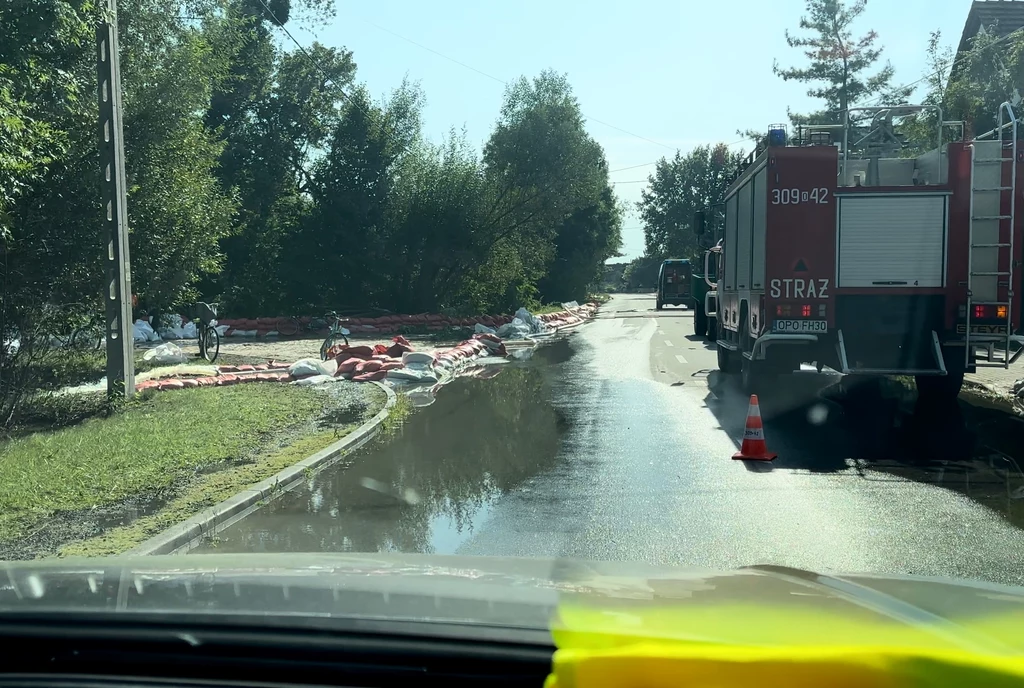 Magnuszowice. Przejazd przez zalewane miejscowości