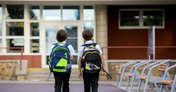 Atacó a ciegas al niño de 12 años con un cuchillo. Seis estudiantes resultaron heridos