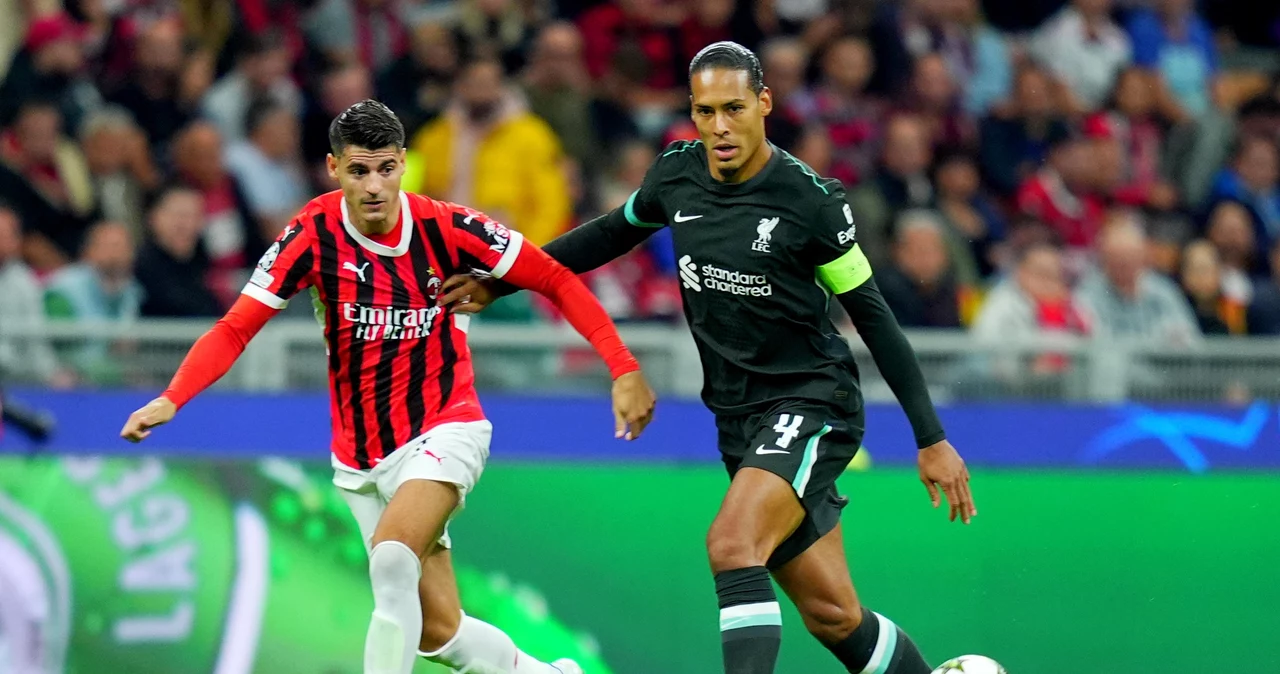 Liga Mistrzów. Mecz AC Milan - Liverpool F.C.: Alvaro Morata i Virgil van Dijk w walce o piłkę