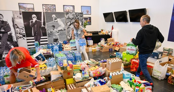 Zerowa stawka VAT na darowizny dla ofiar powodzi - od dziś wchodzą w życie przepisy, które będą stosowane do wszelkiego rodzaju towarów, m.in. żywności i ubrań przekazywanych poszkodowanym i do nieodpłatnych usług, takich jak zakwaterowanie czy wynajem agregatów prądotwórczych.