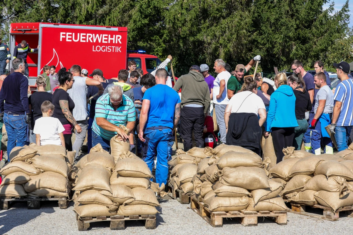 W Dolnej Austrii zaczyna się szacowanie szkód wyrządzonych przez powódź. W Wiedniu wznowiono kursowanie metra. W Alpach nadal obowiązuje ostrzeżenie przed lawinami.