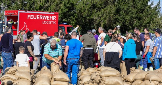 W Dolnej Austrii zaczyna się szacowanie szkód wyrządzonych przez powódź. W Wiedniu wznowiono kursowanie metra. W Alpach nadal obowiązuje ostrzeżenie przed lawinami.