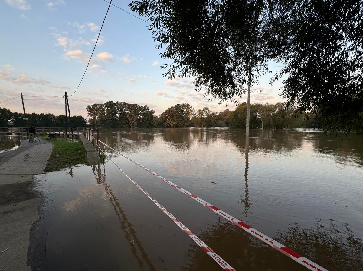 W Żaganiu w Lubuskiem sytuacja powodziowa nadal jest krytyczna. Wielka woda w każdej chwili może przelać się przez wały. Poziom wody w rzece Bóbr w środę o godz. 7:00 wynosił 741 cm. O godz. 8:00 - 10 cm więcej, 751 cm. W krytycznym momencie osiągnął 752 cm, najwięcej od 1997 roku. Jak przypomina reporter RMF FM Jakub Rybski, stan alarmowy ogłasza się, gdy jest 400 cm. Niebezpiecznie robi się także w Nowogrodzie Bobrzańskim.