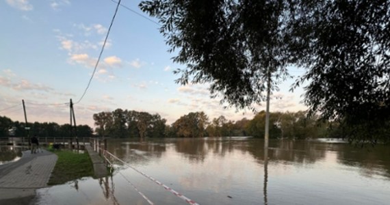 W Żaganiu w Lubuskiem sytuacja powodziowa nadal jest krytyczna. Wielka woda w każdej chwili może przelać się przez wały. Poziom wody w rzece Bóbr w środę o godz. 7:00 wynosił 741 cm. O godz. 8:00 - 10 cm więcej, 751 cm. W krytycznym momencie osiągnął 752 cm, najwięcej od 1997 roku. Jak przypomina reporter RMF FM Jakub Rybski, stan alarmowy ogłasza się, gdy jest 400 cm. Niebezpiecznie robi się także w Nowogrodzie Bobrzańskim.