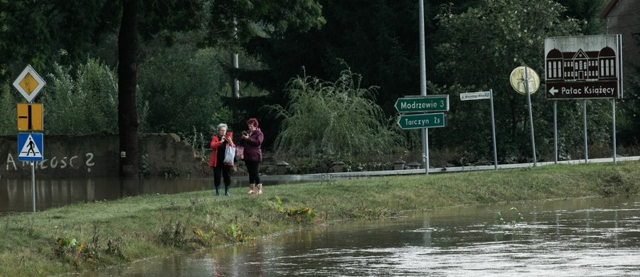 Powodzie zwiększają ryzyko rozprzestrzeniania się chorób – alarmuje Główny Inspektorat Sanitarny. W zanieczyszczonej wodzie mogą się znaleźć bakterie kałowe, bakterie E. coli, inne drobnoustroje, ale i toksyczne substancje chemiczne. 