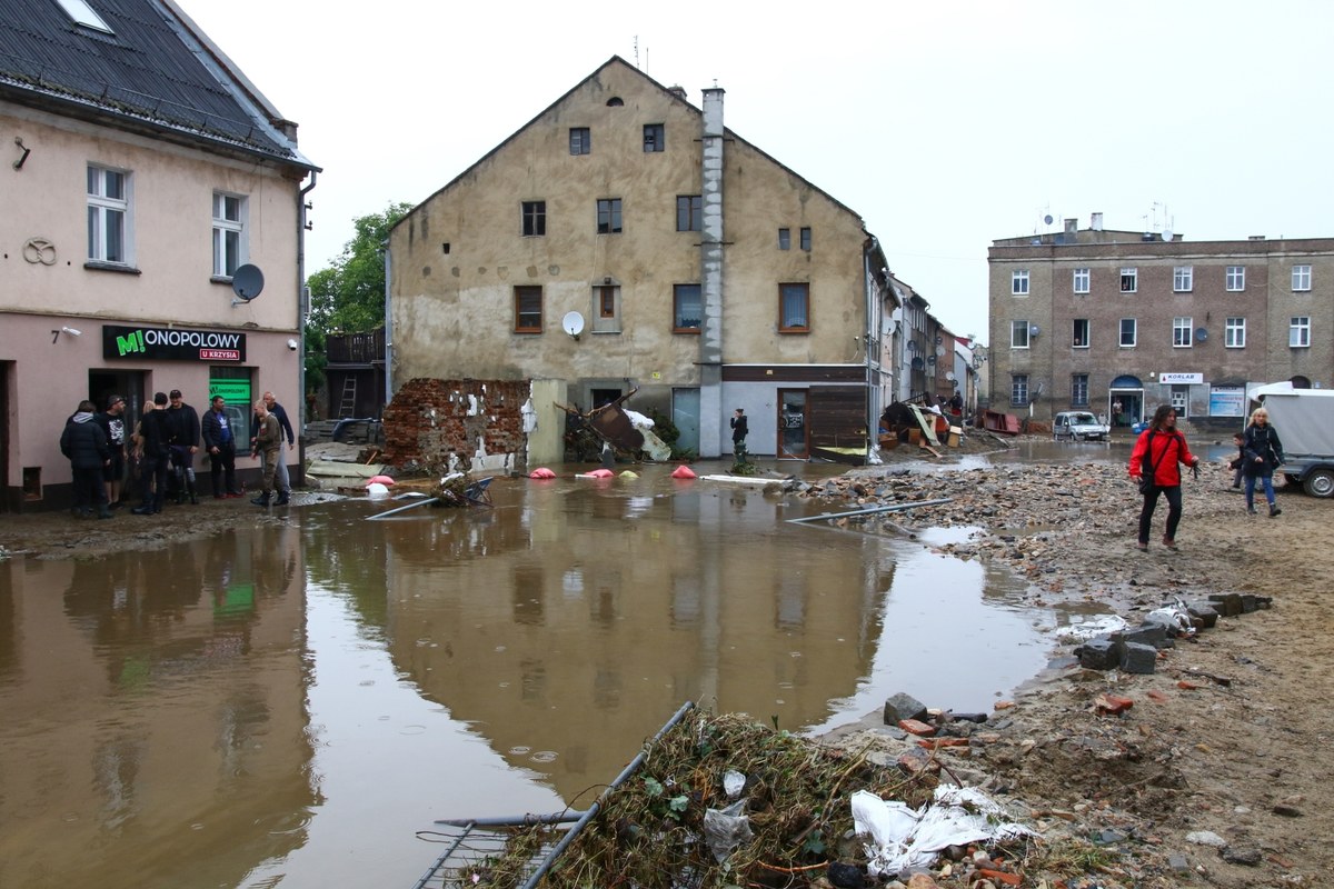 Dwa składane mosty DMS staną w Głuchołazach w miejsce zniszczonych przez powódź przepraw. Wojskowy konwój z mostami jest już w drodze - poinformował podczas posiedzenia sztabu kryzysowego minister infrastruktury Dariusz Klimczak.