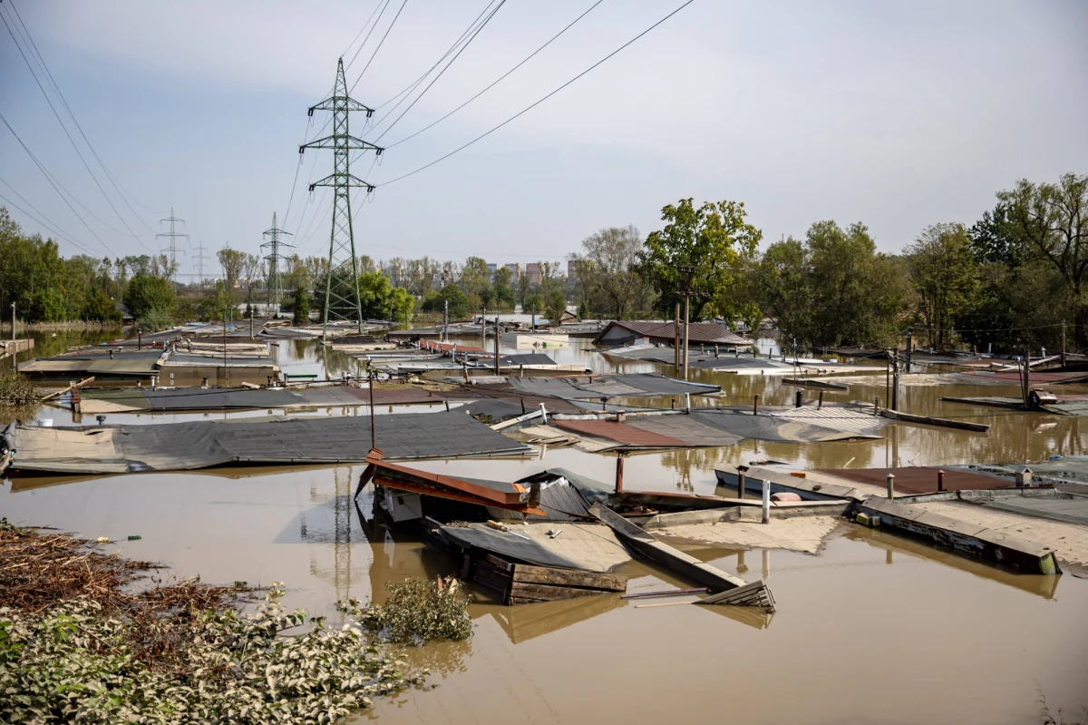 U naszych południowych sąsiadów wciąż istnieje ogromne zagrożenie powodzią i utrudnienia związane z falą wody, która przeszła przez ten teren. "Sytuacja jest nieprzewidywalna" - ostrzega w mediach społecznościowych Ambasada RP w Pradze. Dlatego, jeśli planujecie podróż w tamte rejony, warto się poważnie zastanowić nad przełożeniem tych planów.