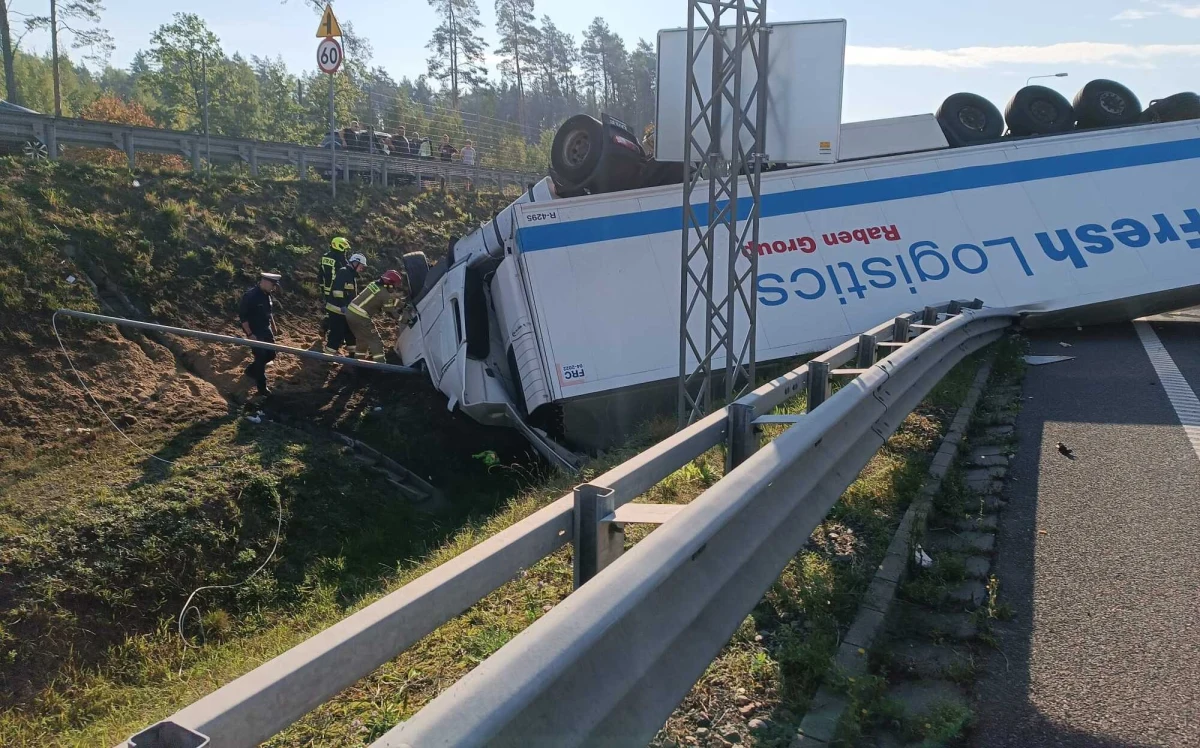 Trzy osoby zginęły w zderzeniu samochodu ciężarowego z osobówką. Do wypadku doszło na drodze ekspresowej S7 w warmińsko-mazurskim Pawłowie.