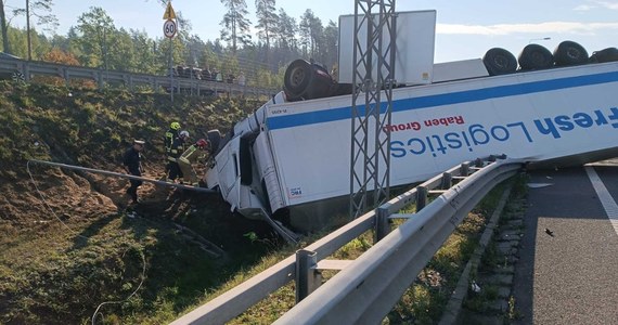 Trzy osoby zginęły w zderzeniu samochodu ciężarowego z osobówką. Do wypadku doszło na drodze ekspresowej S7 w warmińsko-mazurskim Pawłowie.