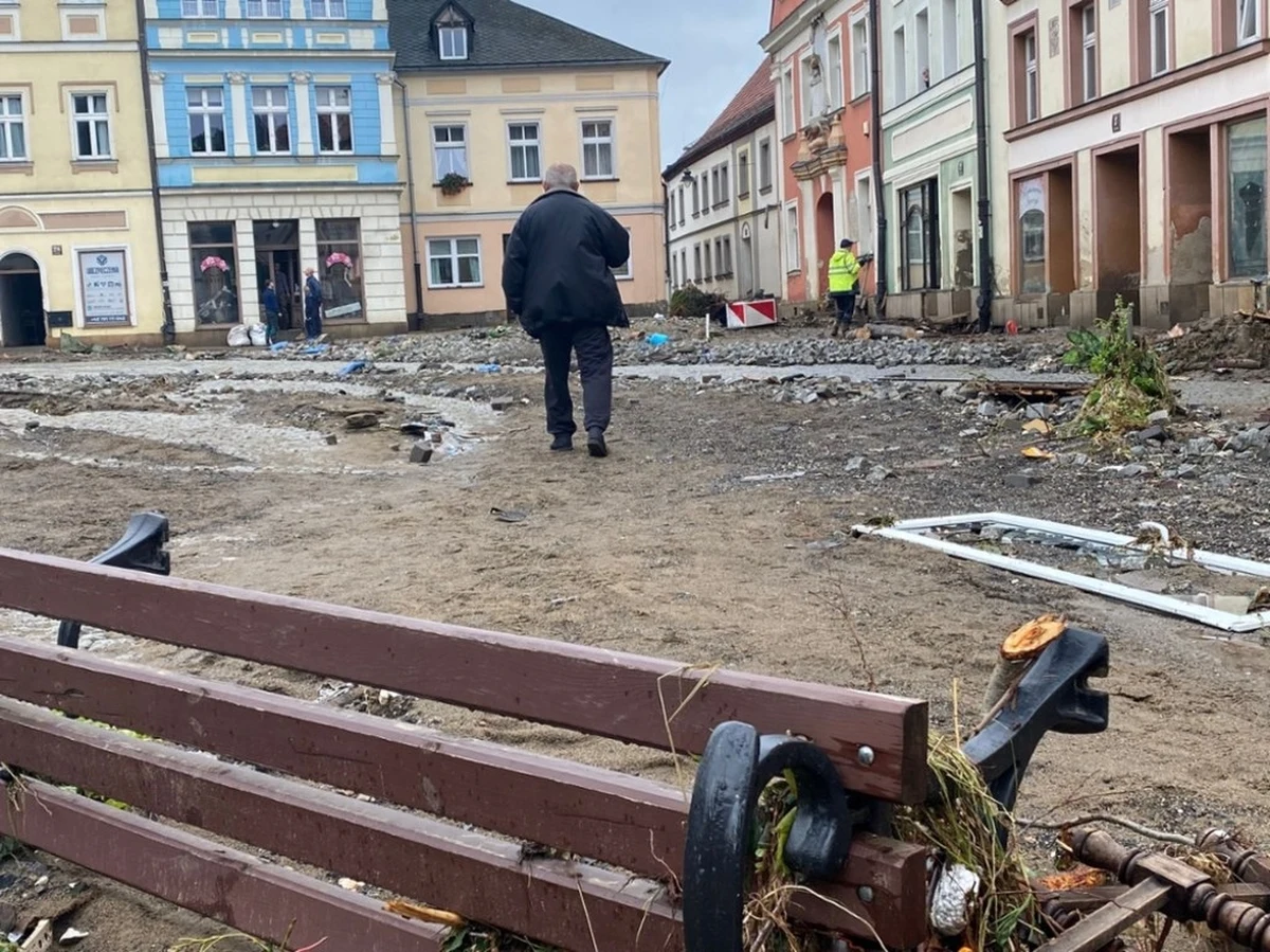 "Mam pół metra mułu w domu, to kosmos" - mówi w rozmowie z reporterem RMF FM Mateuszem Chłystunem mieszkaniec Lądka-Zdroju, którego dom został zalany. Sytuacja w wielu miejscowościach jest dramatyczna.