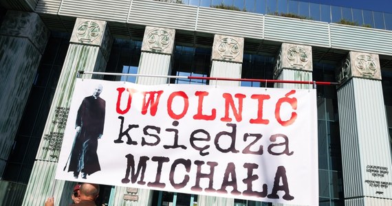 Prokuratura Okręgowa w Warszawie poinformowała o wszczęciu śledztwa w sprawie "przekroczenia uprawnień i niedopełnienia obowiązków na szkodę Michała O.". Chodzi o księdza aresztowanego w postępowaniu dotyczącym Funduszu Sprawiedliwości, wobec którego - według posłów Prawa i Sprawiedliwości - służba więzienna miała stosować "przemoc psychiczną". 