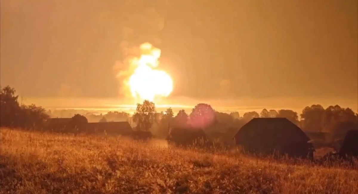 Eksplozja była tak potężna, że w pobliskich domach powypadały okna, a sejsmolodzy odnotowali kilka wstrząsów. Ukraińcy w nocy z wtorku na środę zaatakowali skład amunicji w mieście Toropiec na zachodzie Rosji, gdzie siły Moskwy przechowywały różne rodzaje rakiet - od tych do systemów Grad, przez S-300 i S-400, na pociskach Iskander kończąc.