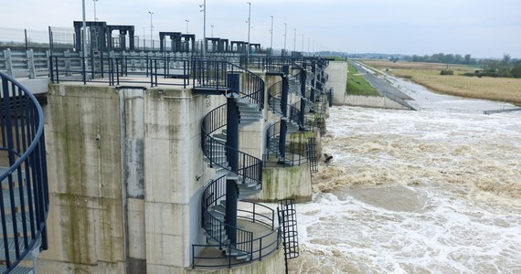 Ważne informacja dla południowo zachodniej Polski. Zmniejsza się stan napełnienia zbiornika Racibórz Dolny, który przechwycił falę wezbraniową na Odrze. W środę rano wyniósł on niespełna 138 mln metrów sześciennych, czyli ok. 74,5 proc. jego pojemności - przekazały Wody Polskie.