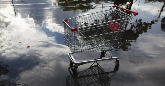 "Chęć wzbogacenia się na tragedii osób poszkodowanych przez powódź jest czymś porażającym i niedopuszczalnym" - oświadczył prezes UOKiK Tomasz Chróstny. Poinformował w środę, że urząd sprawdzi, czy na terenach zniszczonych przez wielką wodę nie dochodzi m.in. do "zmów cenowych". Pokłosiem takiej praktyki jest wzrost cen produktów pierwszej potrzeby lub materiałów budowlanych.