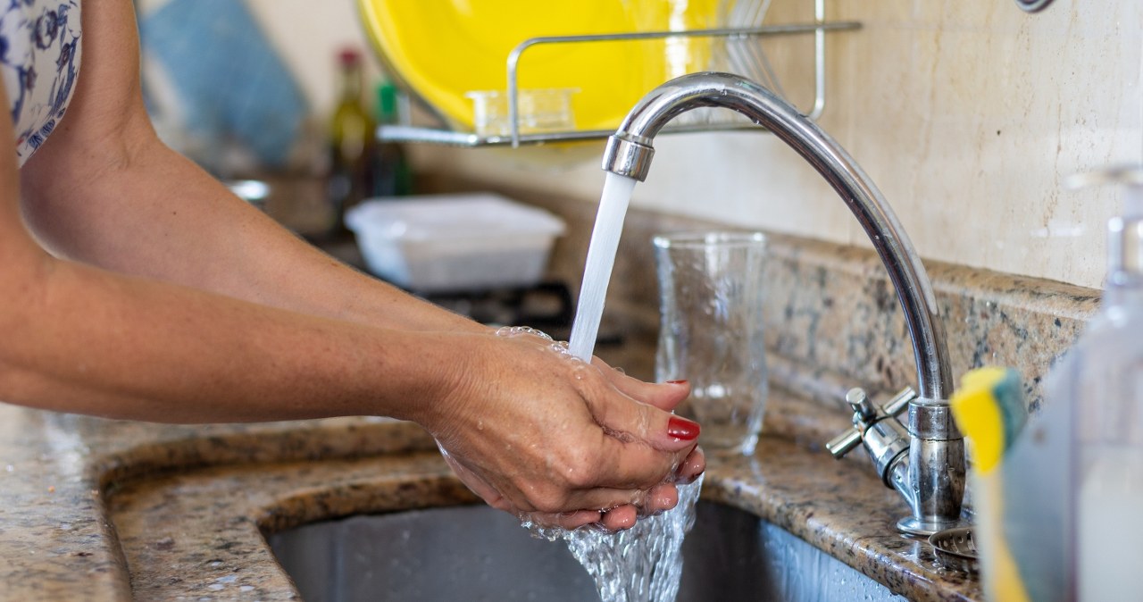Nie myj tego po zakupach. Eksperci wyjaśniają, dlaczego to niebezpieczne