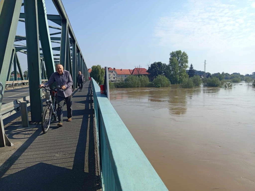 Most w Oławie i przepływająca pod nim Odra