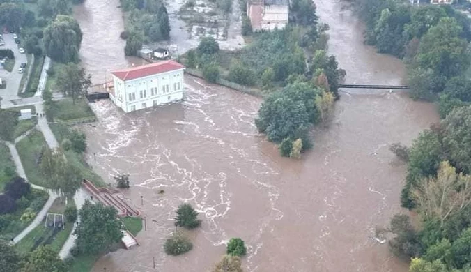 Ewakuacja mieszkańców Żagania. Centymetry dzielą od przelania wałów