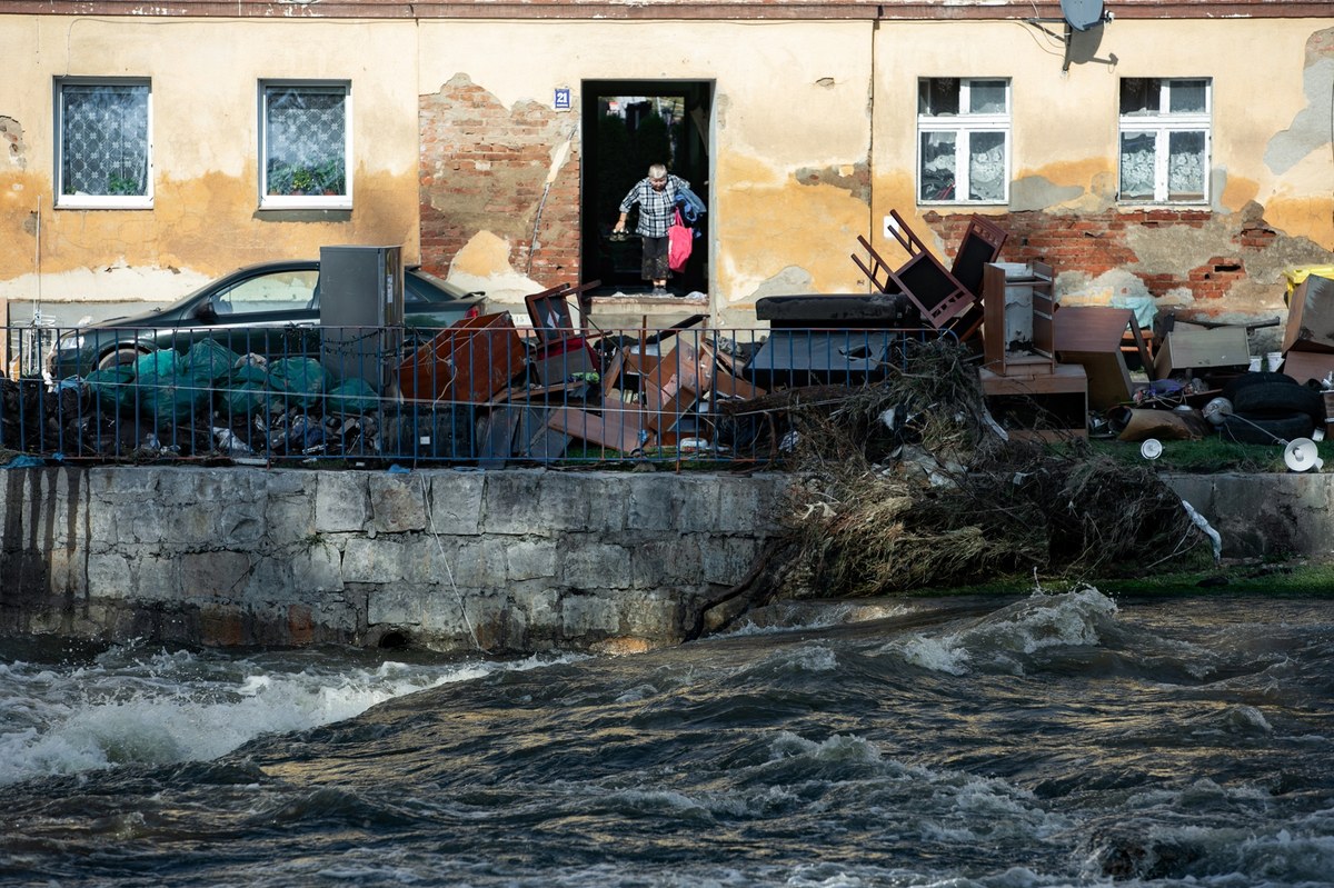 "To był prawdziwy kataklizm, to było tsunami. Jesteśmy zrujnowani; zarówno gmina Lądek-Zdrój, jak i gmina Stronie Śląskie. Padliśmy na kolana i będziemy z tych kolan wstawać" - powiedział w Porannej rozmowie w RMF FM burmistrz Lądka-Zdroju Tomasz Nowicki. "Lądek przez dwie doby był całkowicie odcięty od świata, nie mieliśmy wody, gazu, było ciemno (...). Drżałem o życie mojej rodziny" - dodał gość Roberta Mazurka.