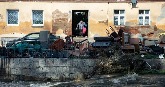 "To był prawdziwy kataklizm, to było tsunami. Jesteśmy zrujnowani; zarówno gmina Lądek-Zdrój, jak i gmina Stronie Śląskie. Padliśmy na kolana i będziemy z tych kolan wstawać" - powiedział w Porannej rozmowie w RMF FM burmistrz Lądka-Zdroju Tomasz Nowicki. "Lądek przez dwie doby był całkowicie odcięty od świata, nie mieliśmy wody, gazu, było ciemno (...). Drżałem o życie mojej rodziny" - dodał gość Roberta Mazurka.