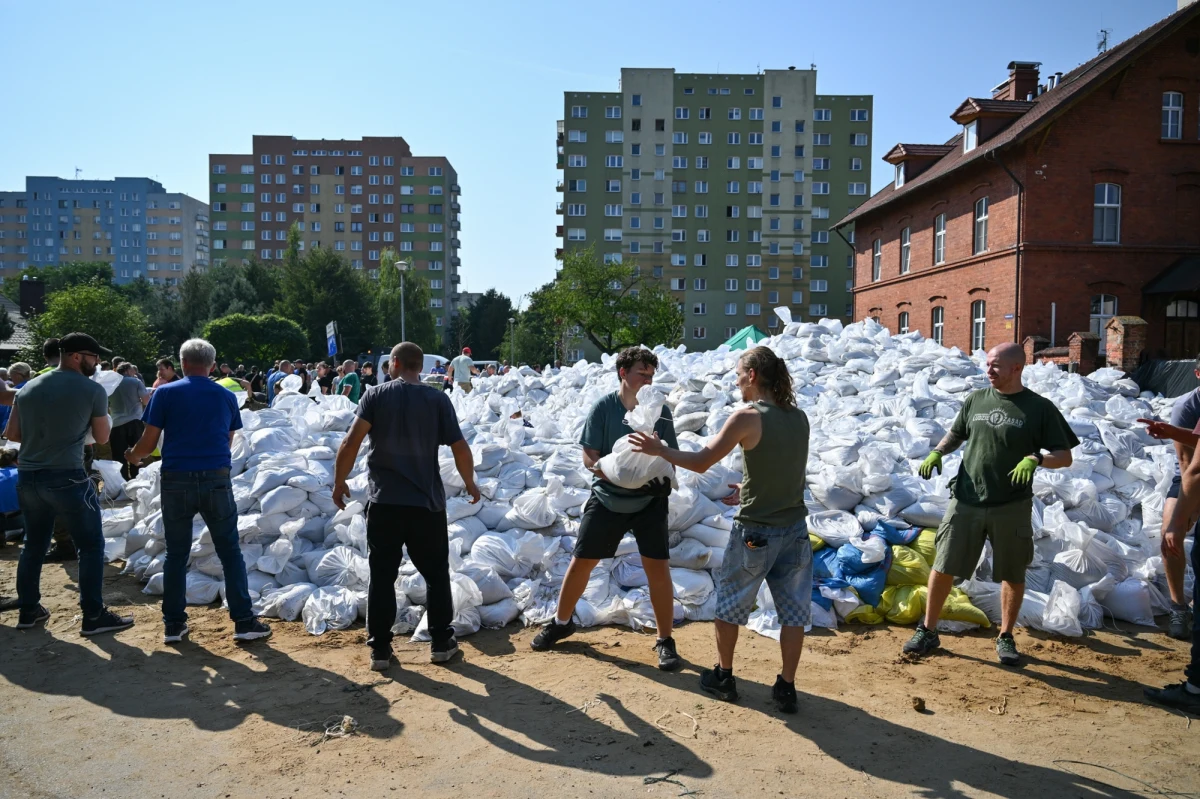 Oławie wciąż zagraża zalanie, ale sytuacja na razie jest stabilna. Na miejscu pracują służby, które monitorują sytuację - informuje reporter RMF FM. Setki mieszkańców Oławy przez kilkadziesiąt godzin pakowało piasek do worków. "Musimy uratować nasze miasto i Wrocław" - usłyszała nasza reporterka od jednego z oławian. Około 3 nad ranem zakończono akcję uszczelniania wałów i fala kulminacyjna dotarła do miasta. 