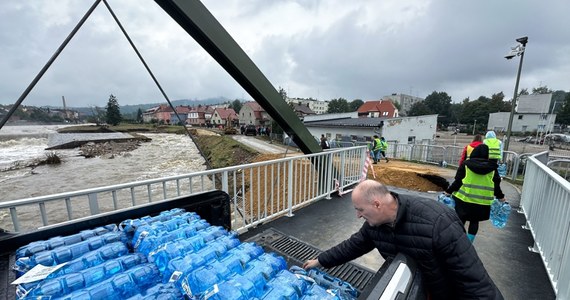 Ciężarówki wiozące pomoc humanitarną na tereny objęte powodzią zostaną zwolnione z opłaty drogowej - zapowiedział minister infrastruktury Dariusz Klimczak.