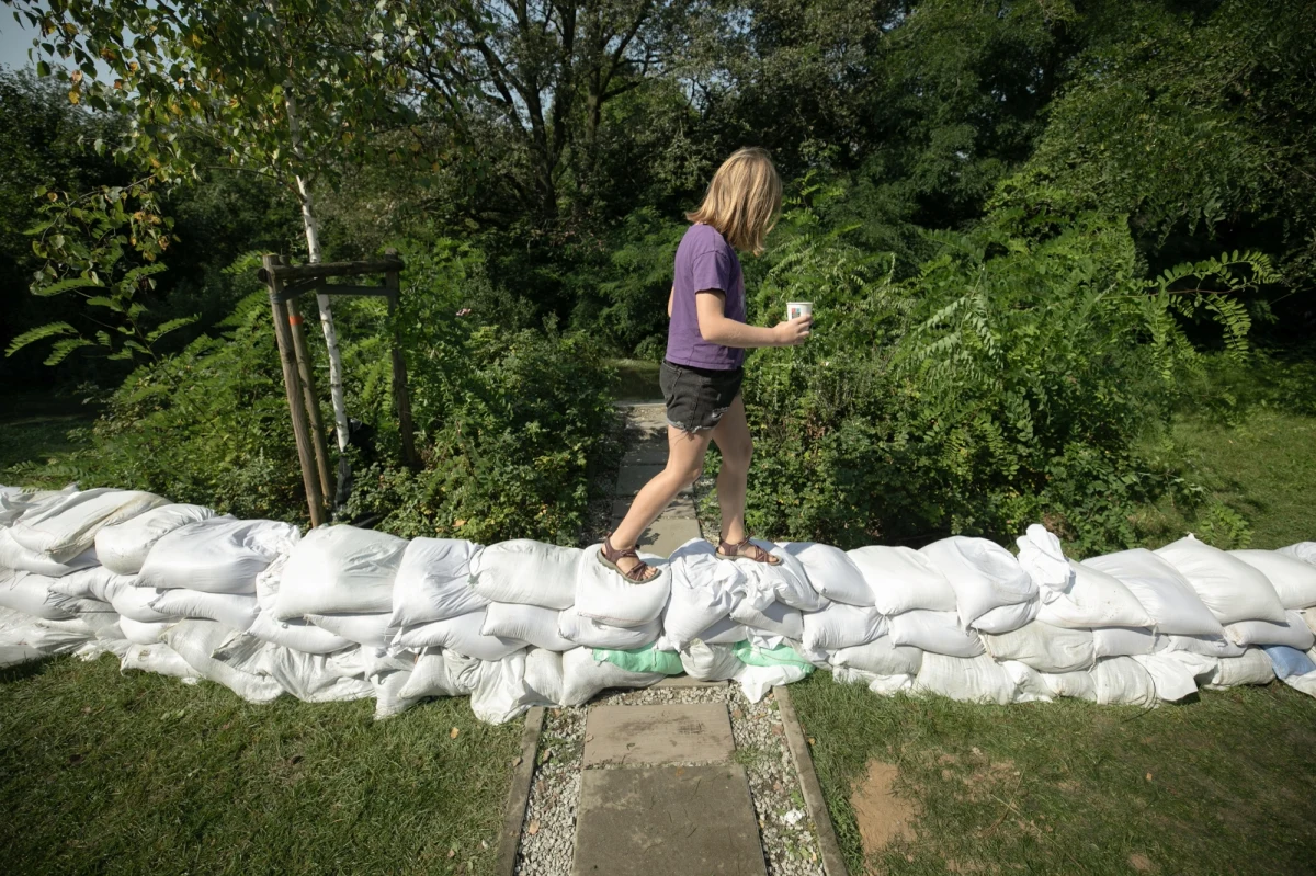 Do 10 tys. natychmiastowej pomocy, 100 tys. zł na remont mieszkania i 200 tys. zł na odbudowę budynków mieszkalnych przysługuje poszkodowanym przez powodzie. Ulgi w opłacaniu składek dla powodzian zapowiedział ZUS, a PFRON – wsparcie dla poszkodowanych osób z niepełnosprawnością.