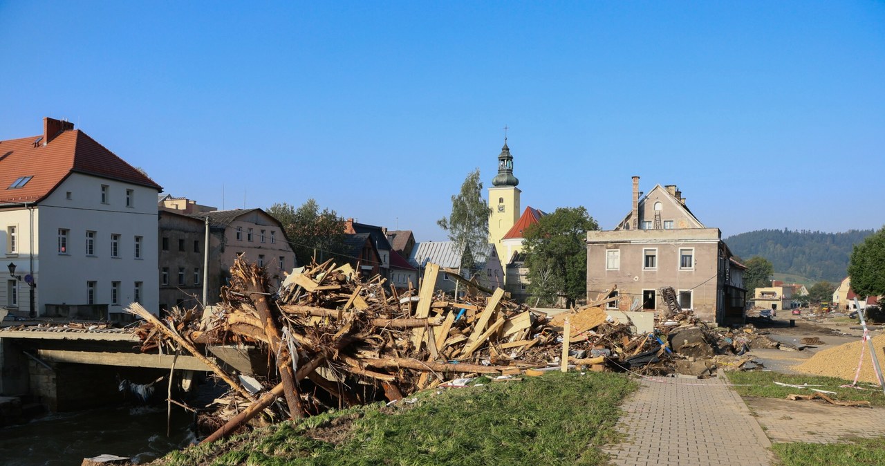 terenów, dotkniętych, powodzią, nadciąga, pomoc, całej, Polski, Sytuację, wykorzystują, złodzieje, szabrując, sklepy, domy, Rząd Powódź 2024. Jubiler, stacja benzynowa, sklepy. Złodzieje wynoszą wszystko