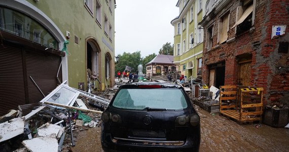 W Stroniu Śląskim ruszyło wielkie sprzątanie. Do miasteczka przyjechał ciężki sprzęt, który stara się usypać prowizoryczne drogi. Miasto nadal nie ma jednak prądu. Kiedy w nocy panują tam egipskie ciemności - domy zaczynają plądrować szabrownicy.