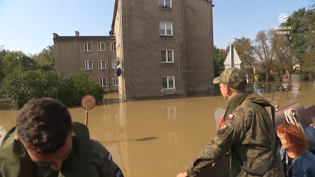 Kolejne miasta pod wodą. Nie udało się obronić Lewina Brzeskiego na Opolszczyźnie. Stary Górnik na Dolnym Śląsku też odcięty od świata. Woda dochodzi już do lubuskiego. W Żaganiu władze zarządziły przymusową ewakuację. Wraz z wodą przybywa także ofiar. Policja potwierdziła śmierć siedmiu osób. O nierównej walce dla ''Wydarzeń'' Paweł Naruszewicz.