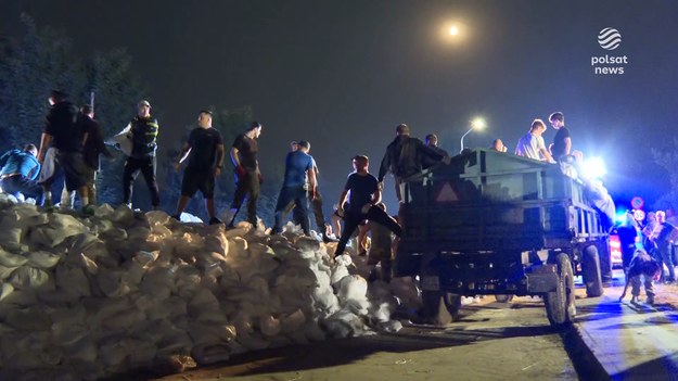 Fala kulminacyjna na Odrze przechodzi przez Oławę. Sytuacja jest trudna, bo wały już zaczynają przeciekać, ale walka trwa. We Wrocławiu też. Stąd podnoszenie umocnień na Bystrzycy w pobliżu osiedla Marszowice i kategoryczny zakaz wchodzenia na nie. Nadzieją jest zbiornik Racibórz, który jest wypełniony w ponad 70 procentach i dosłownie powstrzymuje falę. O oczekiwaniu na wielką wodę Jan Derengowski.