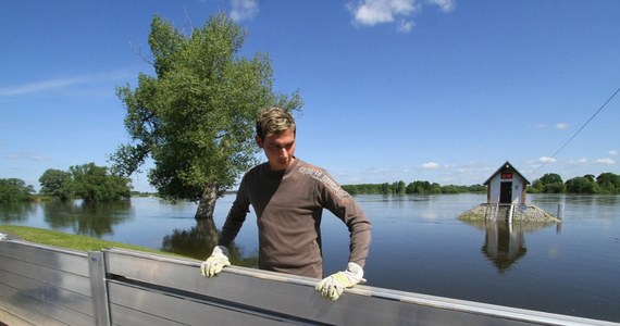 Poziom wód w rzekach rośnie nie tylko w Polsce, ale także m.in. w Niemczech. Sztaby kryzysowe graniczącego z Polską kraju związkowego Brandenburgii przygotowują się na możliwe powodzie – podał w środę portal tygodnika „Die Zeit”.