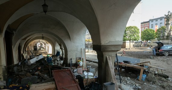 Nadbrygadier Michał Kamieniecki przejął zarządzanie kryzysowe w Stroniu Śląskim i Lądku-Zdroju. "Do obu gmin docierają kolejne oddziały wojska" - poinformował premier Donald Tusk na platformie X.