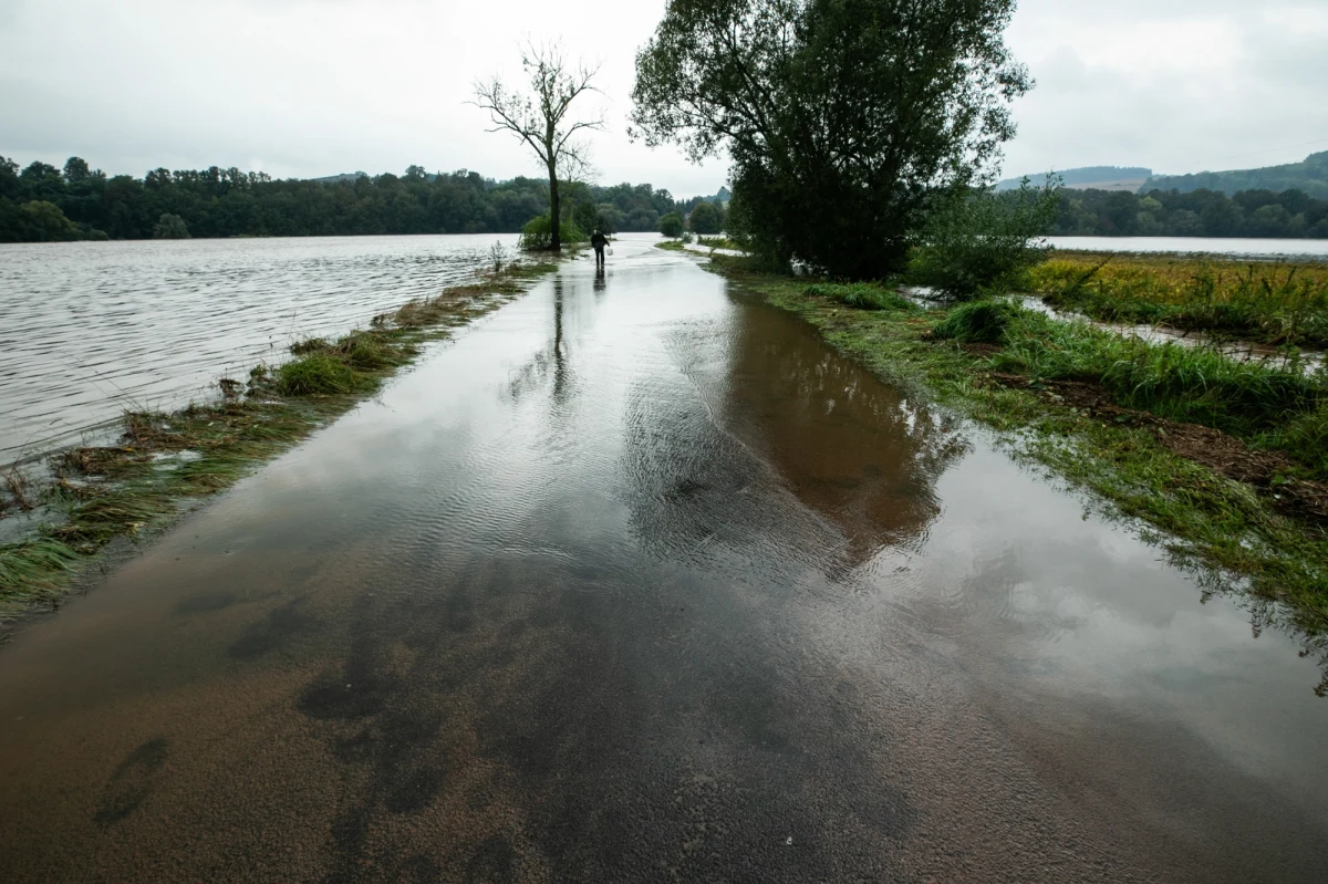 Fala kulminacyjna na rzece Bóbr przechodzi przez Nowogród Bobrzański. "Jest wypłaszczona i z tego powodu ma kilkanaście kilometrów. Przejście fali zajmie kilka godzin" – powiedział w środę późnym popołudniem mł. bryg Arkadiusz Kaniak, rzecznik lubuskiej straży pożarnej. W czwartek rano IMiGW podał, że stan wody na Bobrze się stabilizuje. 
Przez miasto przechodzi fala kulminacyjna. Około godziny 11 powinna dotrzeć do Odry.