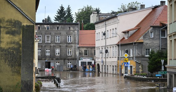 "Jestem zrozpaczona, zdruzgotana tym, że ludzie potracili dorobek całego życia. Od wczoraj sprzątają wszystko, wyrzucając. Nie wiem, jak bym się czuła, gdybym była w takiej sytuacji. Muszą wyrzucić to, na co tak bardzo ciężko pracowali" - przyznała w Popołudniowej rozmowie w RMF FM Renata Surma, burmistrz Bystrzycy Kłodzkiej. "Dzisiaj były dantejskie sceny w urzędzie, kiedy pani, która straciła wszystko, przyszła, usiadła na podłodze (...) i nie wiedziała, co ma zrobić - zaczęła płakać. To nie są pojedyncze sprawy" - opowiadała wzruszona. 