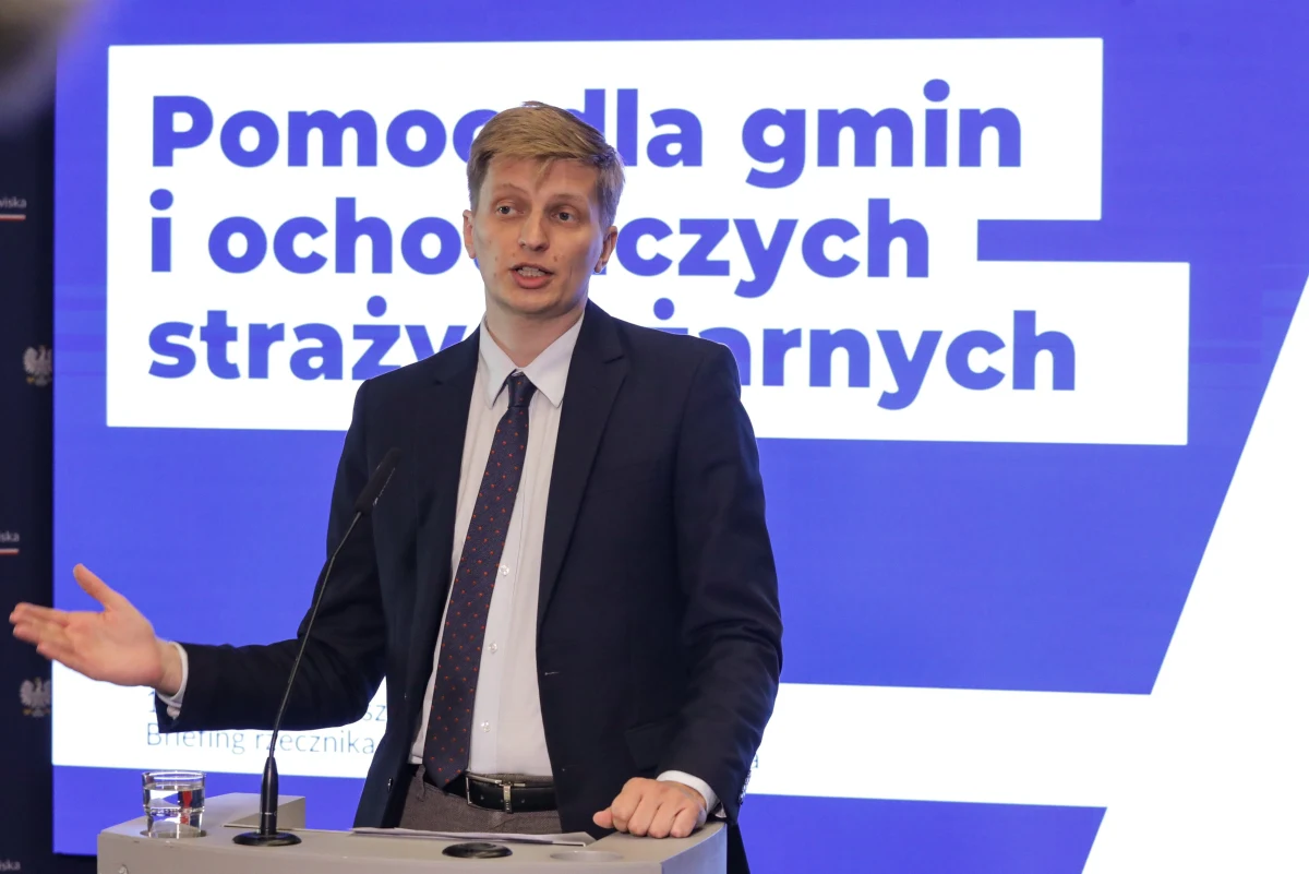 Hubert Różyk złożył rezygnację z funkcji rzecznika prasowego resortu klimatu. To prawdopodobnie pokłosie burzy, jaką wywołały słowa minister klimatu i środowiska. Paulina Hennig-Kloskia zapowiedziała nisko oprocentowane pożyczki dla obszarów objętych powodzią. 