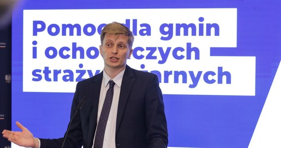 Hubert Różyk złożył rezygnację z funkcji rzecznika prasowego resortu klimatu. To prawdopodobnie pokłosie burzy, jaką wywołały słowa minister klimatu i środowiska. Paulina Hennig-Kloskia zapowiedziała nisko oprocentowane pożyczki dla obszarów objętych powodzią. 