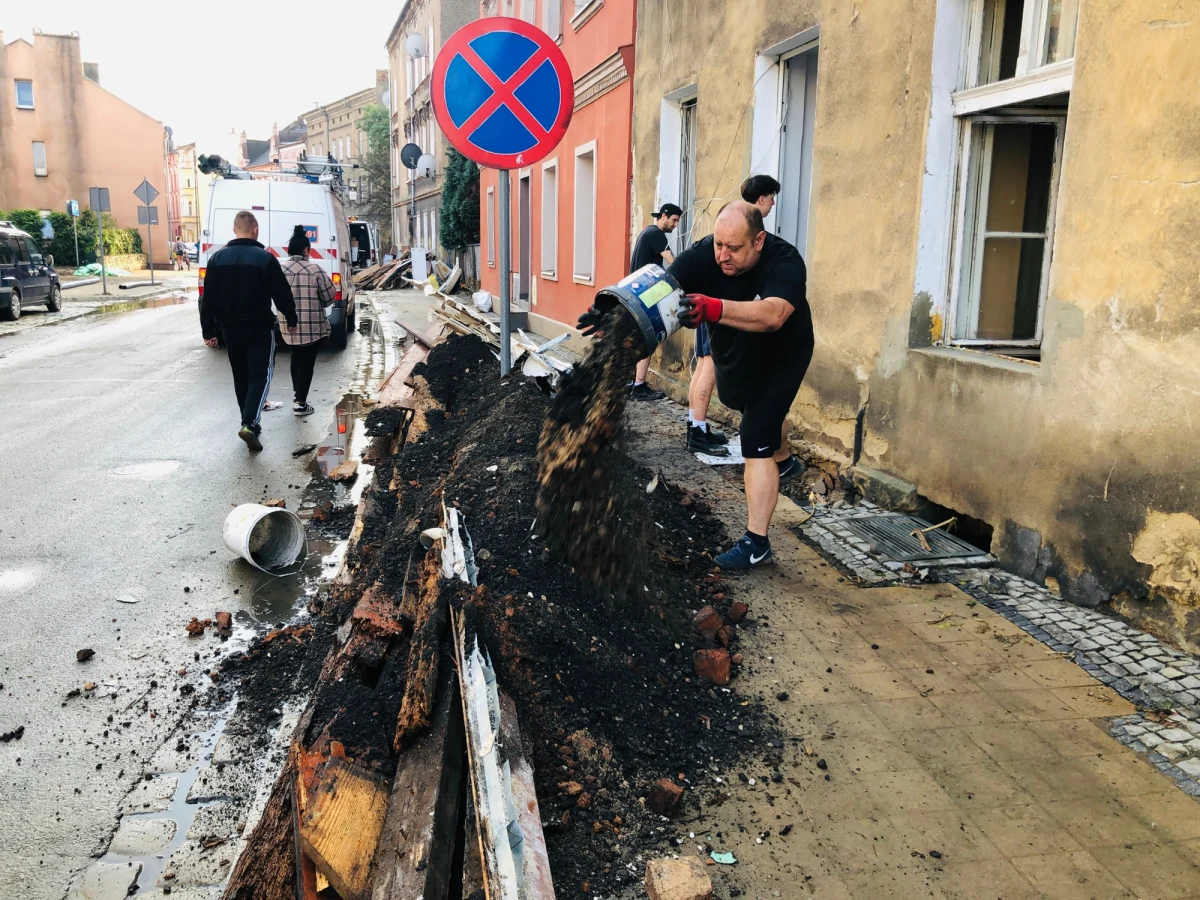 Głuchołazy to jedna z tych miejscowości na Opolszczyźnie, w których trwa sprzątanie i szacowanie strat po powodzi. "To miasto nigdy już nie będzie takie samo" - podkreślali mieszkańcy, z którymi rozmawiała reporterka RMF FM Agnieszka Wyderka. 