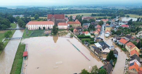 Wielka woda, jaka przeszła i nadal przechodzi przed województwo opolskie i dolnośląskie, zabrała dosłownie wszystko. Nie tylko domy, drogi, ale także obiekty sportowe – stadiony i hale. Mniejsze piłkarskie kluby w zalanych i zniszczonych miejscowościach nie są w stanie funkcjonować. "Jesteśmy zmuszeni po raz kolejny odwołać najbliższą kolejkę" – przyznał w rozmowie z RMF FM prezes opolskiego Związku Piłki Nożnej Tomasz Garbowski. W tym województwie ucierpiało ponad 100 klubów piłkarskich. Podobnie jest na Dolnym Śląsku.