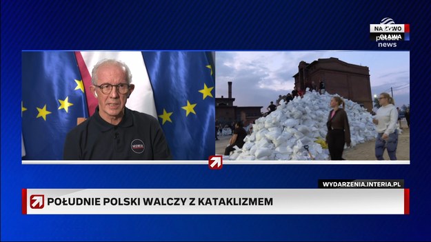 - Cały czas obserwujemy Odrę i jej dorzecza. Patrzymy na Wrocław, Opole, Lewin Brzeski, Oławę - tam są sytuacje najniebezpieczniejsze. Musimy organizować zarówno działania ratowniczne związane z przechodząćą falą wezbraniową, zaś równolegle trzeba rozpocząć działania związane z pomocą dla mieszkańców - powiedział Wiesław Leśniakiewicz, wiceminister MSWiA. - Widziałem dziś w Kotlinie Kłodzkiej oczekiwanie ludzi na skuteczną pomoc. Bardzo im współczuję, ale widziałem w ich oczach nadzieję - stwierdził wiceminister spraw wewnętrznych i administracji. Według niego pomoc kierowana z różnych stron Polski umacnia mieszkańców miejsc dotkniętych powodzią. Nadbrygadier Michał Kamieniecki przejął od burmistrzów Stronia Śląskiego i Lądka-Zdroju zarządzanie kryzysowe - powiadomił w środę premier Donald Tusk. Szef rządu przekazał, że do obu dolnośląskich gmin, poszkodowanych po przejściu fali powodziowej, docierają kolejne oddziały wojska. - Włodarze tych miast byli w pierwszych dniach ze swoimi ludźmi. Ja ich rozumiem, to było bardzo duże obciążenie. Zostali odcięci od pomocy zewnętrznej. Musieli sami organizować swoje funkcjonowanie. Są w siódmej, ósmej dobie stresu, ciężkiej odpowiedzialności. Mamy ich wzmocnić, nie zastąpić. Po to, żeby skuteczniej nieść pomoc - skomentował Wiesław Leśniakiewicz. Stwierdził, że decyzja w sprawie dwóch burmistrzów nie jest elementem "tylko i wyłącznie jakiegoś ograniczonego zaufania, ale wsparcia w całym procesie zarządzania operacją". - Współpracowałem z panem Kamienieckim. Jestem przekonany, że wykona zadania na właściwym poziomie - dodał.