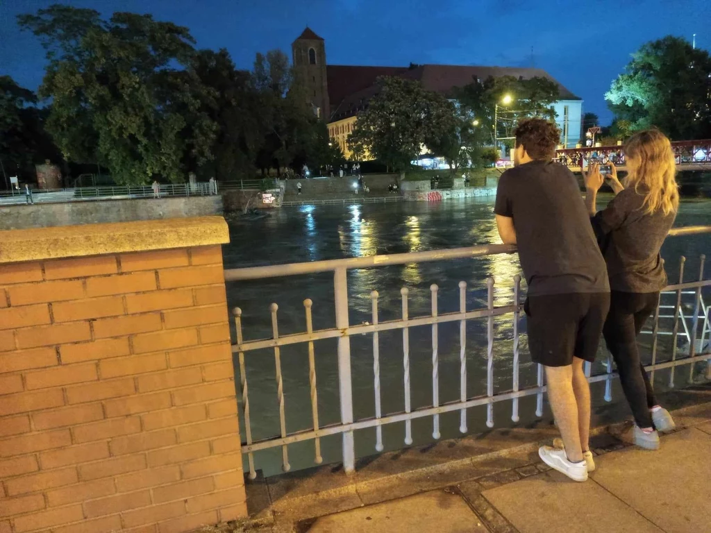 Odra niecodziennie jest tak wysoka. Mimo to część osób siada dość blisko pędzącej wody